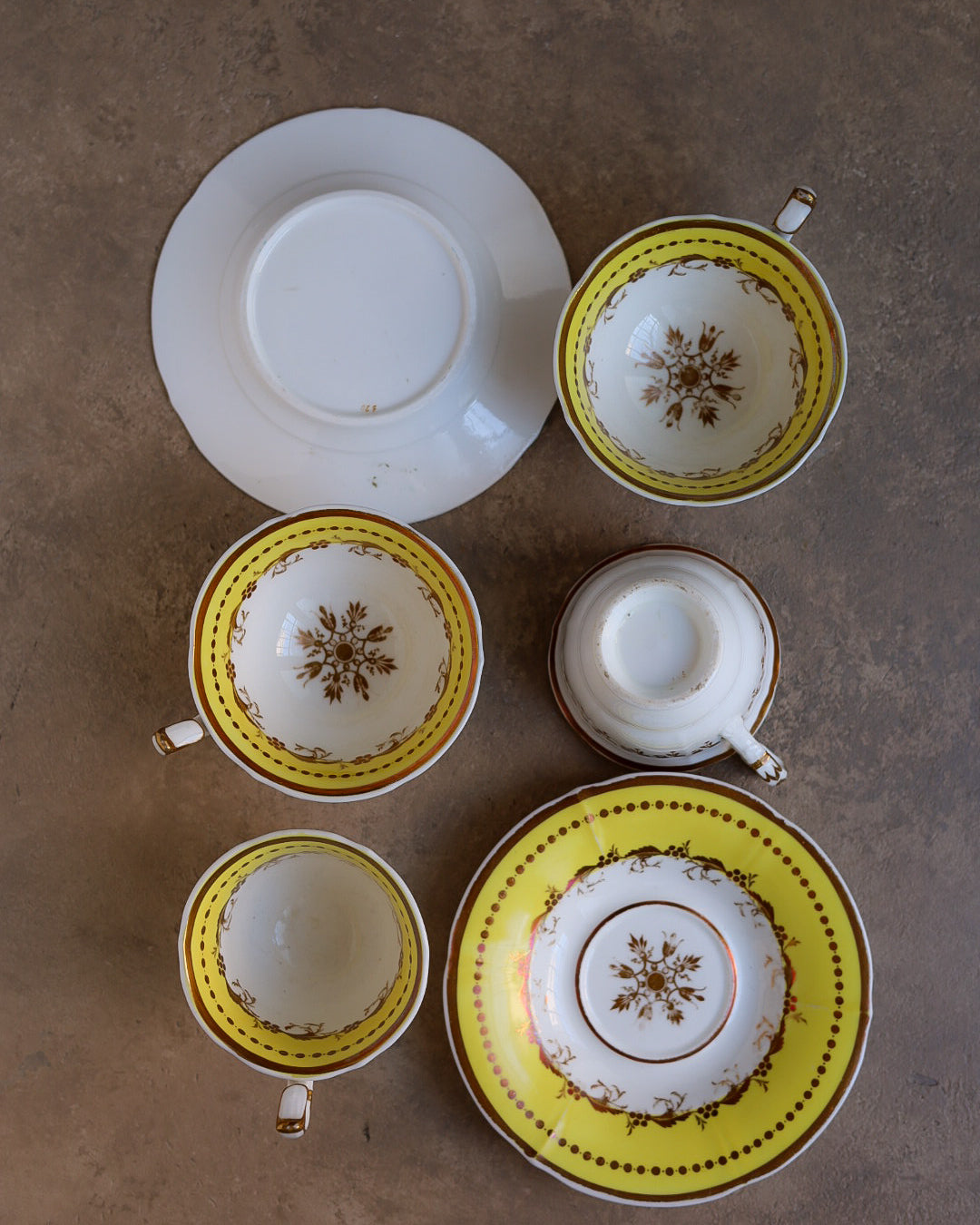 Coppia di trio in porcellana Minton, fondo giallo e oro dipinto a mano, Inghilterra, primi dell’800