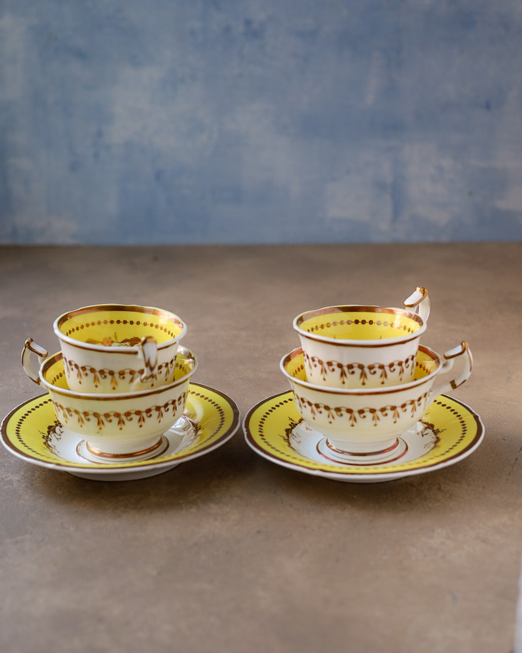 Coppia di trio in porcellana Minton, fondo giallo e oro dipinto a mano, Inghilterra, primi dell’800