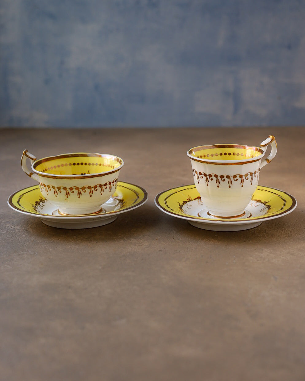 Coppia di trio in porcellana Minton, fondo giallo e oro dipinto a mano, Inghilterra, primi dell’800