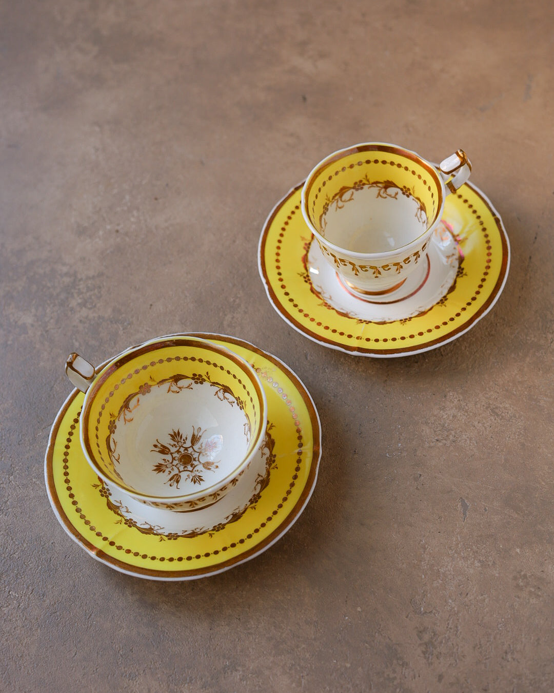 Coppia di trio in porcellana Minton, fondo giallo e oro dipinto a mano, Inghilterra, primi dell’800