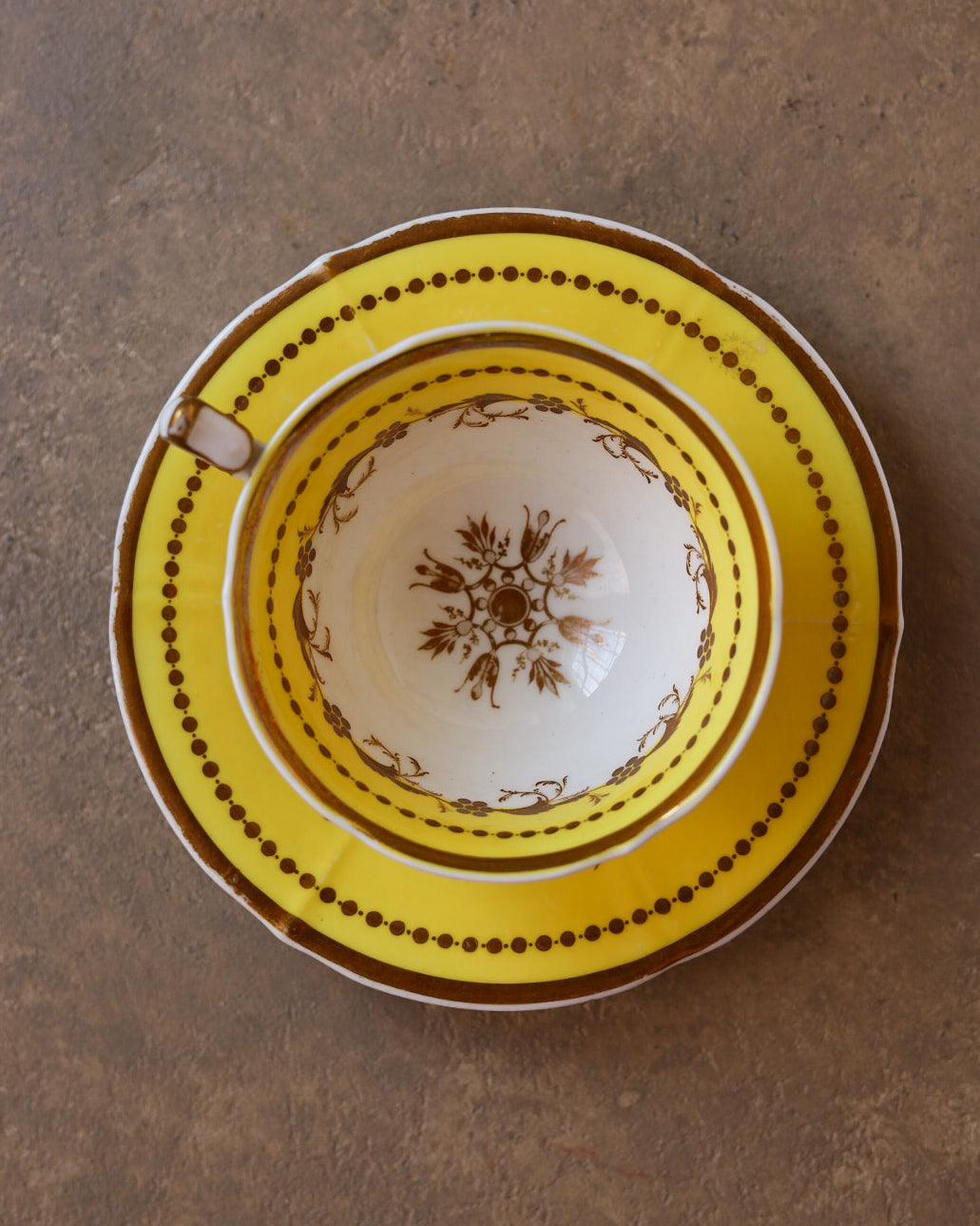 Coppia di trio in porcellana Minton, fondo giallo e oro dipinto a mano, Inghilterra, primi dell’800