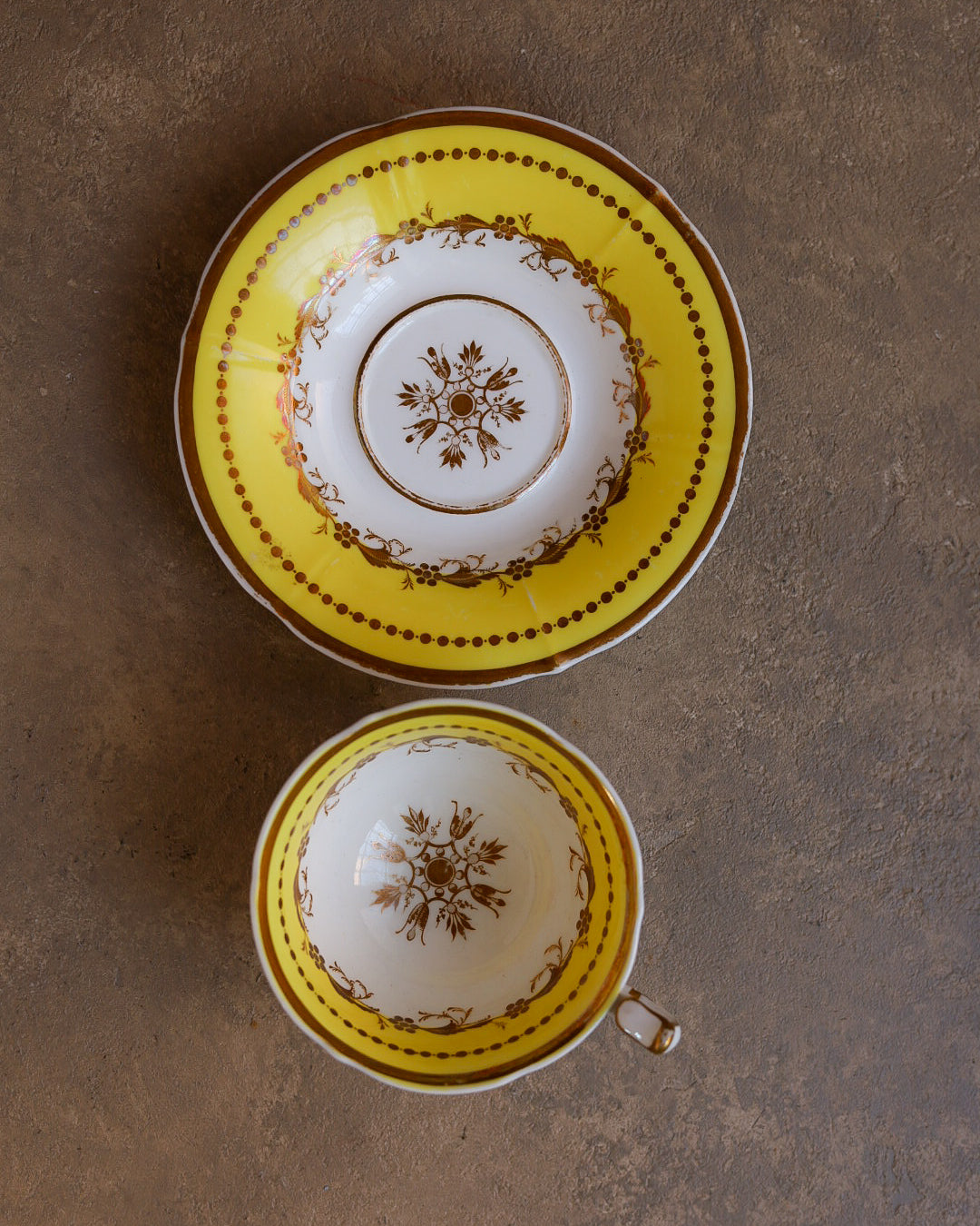 Coppia di trio in porcellana Minton, fondo giallo e oro dipinto a mano, Inghilterra, primi dell’800