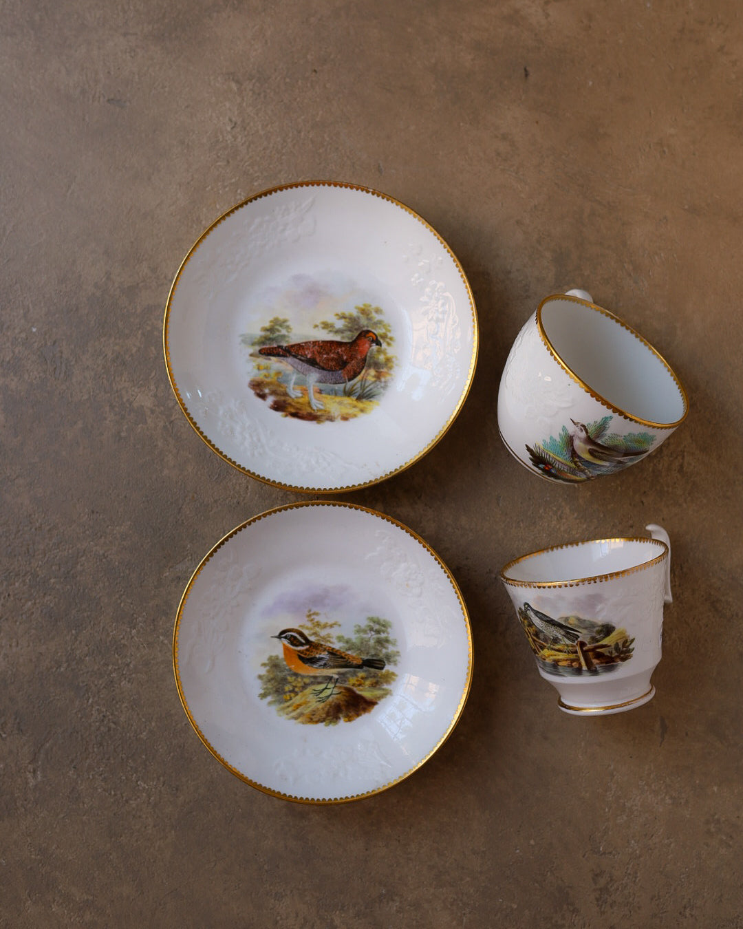 Trio con piattino per biscotti in porcellana Spode, uccelli dipinti a mano e oro, Inghilterra, 1815 circa