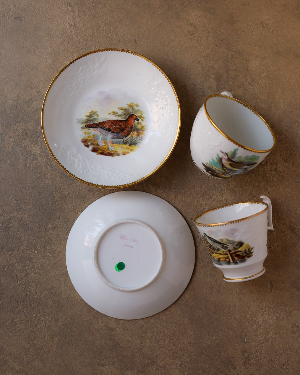 Trio con piattino per biscotti in porcellana Spode, uccelli dipinti a mano e oro, Inghilterra, 1815 circa