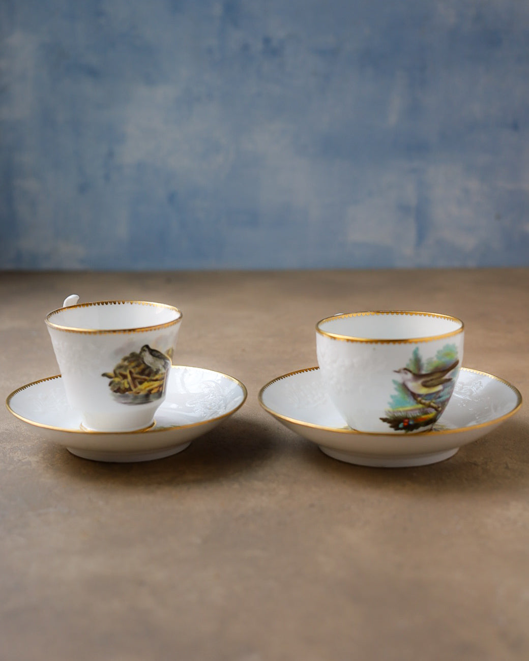 Trio con piattino per biscotti in porcellana Spode, uccelli dipinti a mano e oro, Inghilterra, 1815 circa