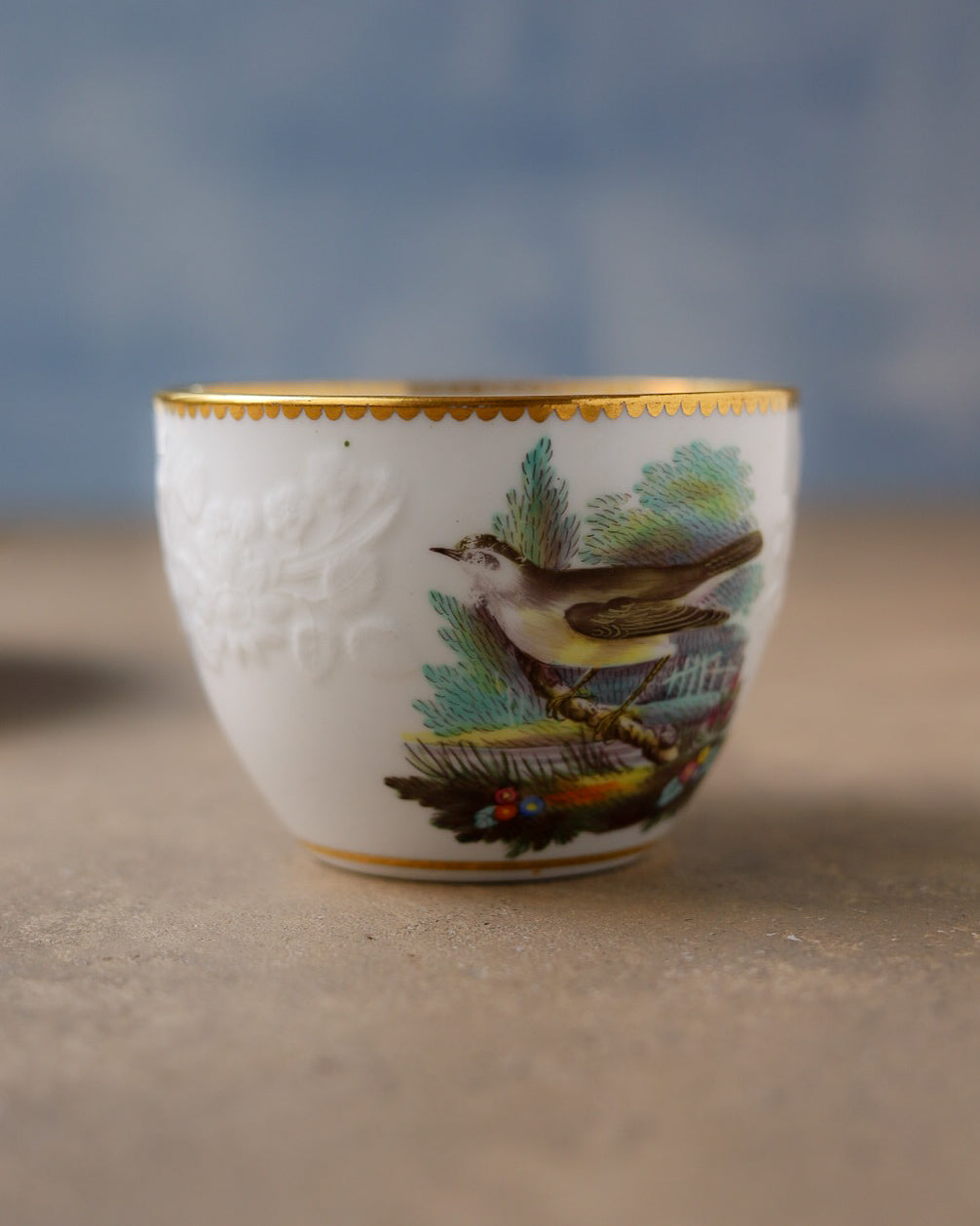 Trio con piattino per biscotti in porcellana Spode, uccelli dipinti a mano e oro, Inghilterra, 1815 circa
