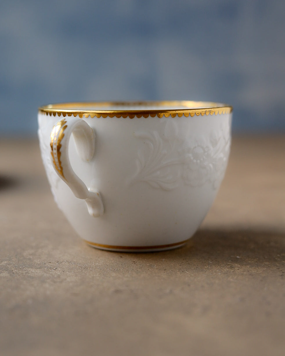 Trio con piattino per biscotti in porcellana Spode, uccelli dipinti a mano e oro, Inghilterra, 1815 circa