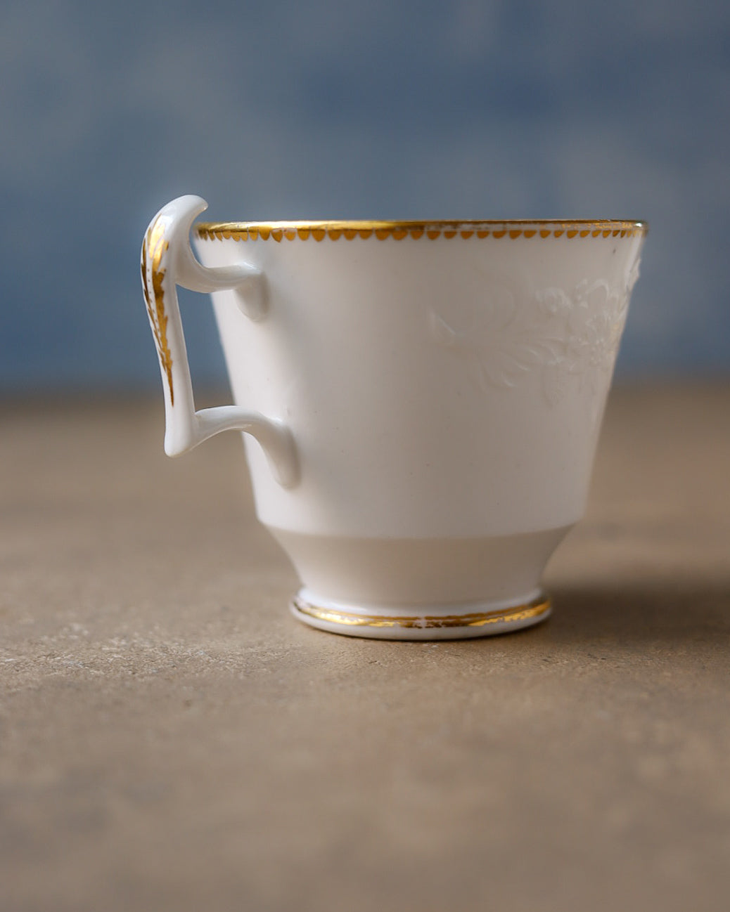 Trio con piattino per biscotti in porcellana Spode, uccelli dipinti a mano e oro, Inghilterra, 1815 circa