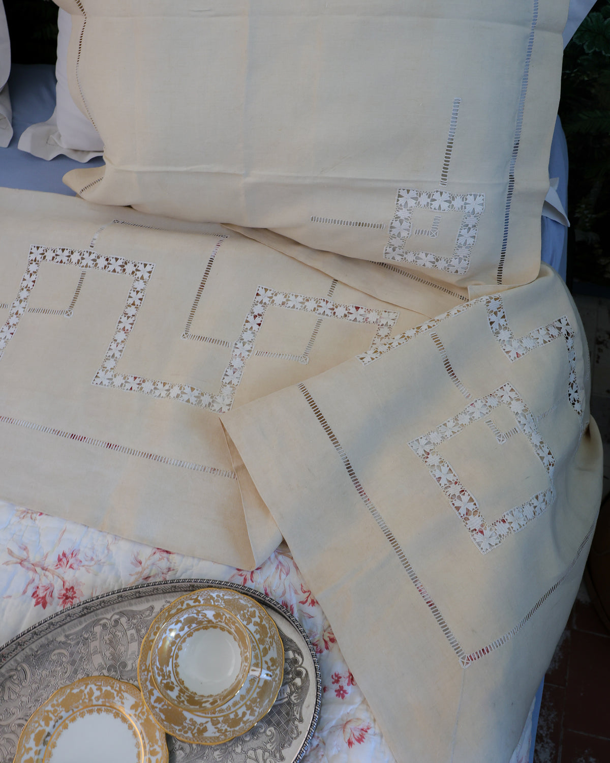Lenzuolo Matrimoniale in Lino Francese con Sfilato a fiori e Ricamo – Primi '900