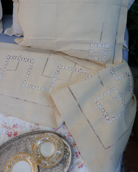 Lenzuolo Matrimoniale in Lino Francese con Sfilato a fiori e Ricamo – Primi '900