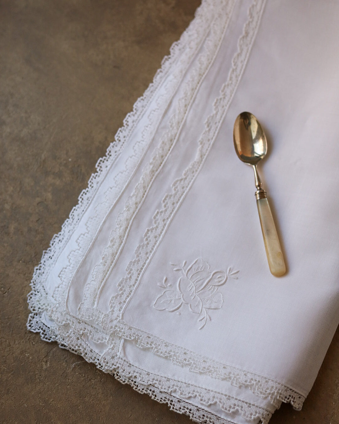 Set 12 tovaglioli da pasto in lino bianco, ricamo punto piatto rialzato e pizzo a tombolo a fuselli — cm 43×43