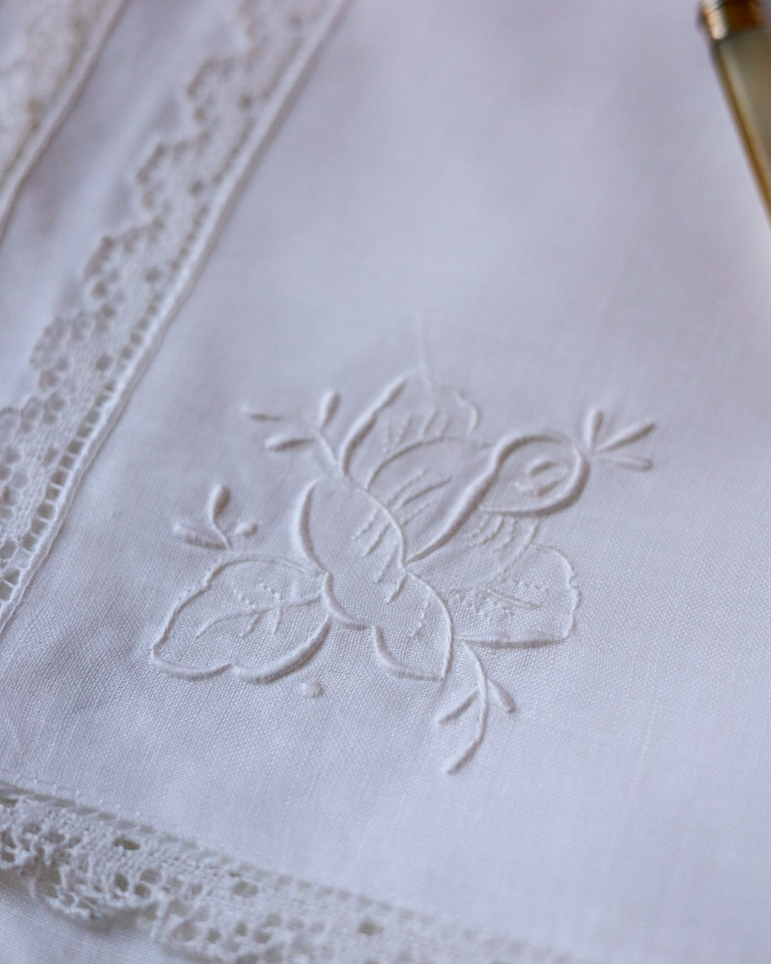 Set 12 tovaglioli da pasto in lino bianco, ricamo punto piatto rialzato e pizzo a tombolo a fuselli — cm 43×43