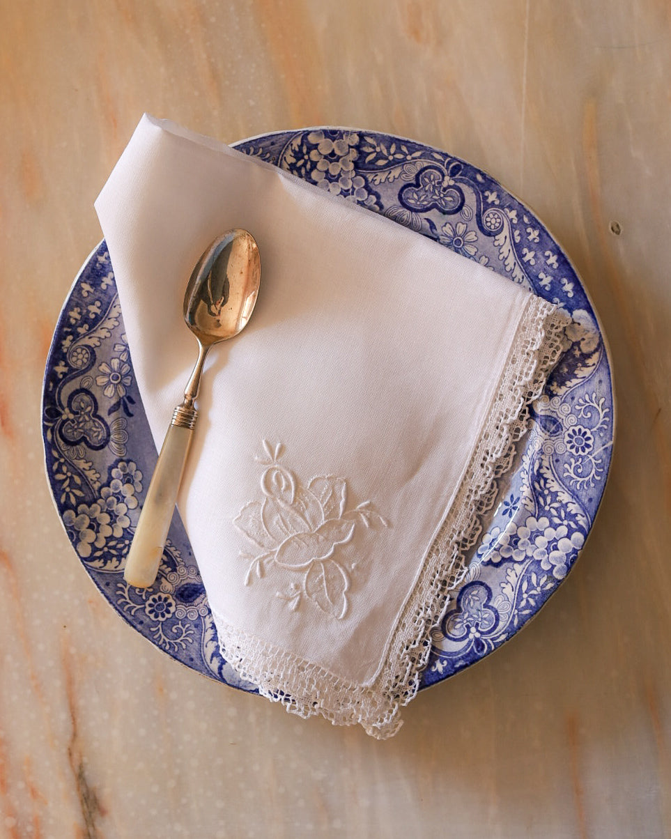 Set 12 tovaglioli da pasto in lino bianco, ricamo punto piatto rialzato e pizzo a tombolo a fuselli — cm 43×43