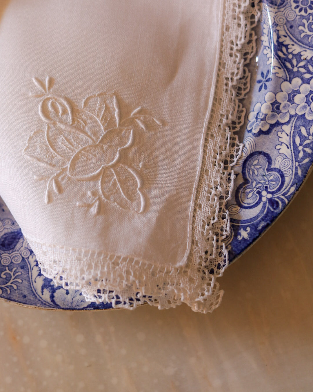 Set 12 tovaglioli da pasto in lino bianco, ricamo punto piatto rialzato e pizzo a tombolo a fuselli — cm 43×43