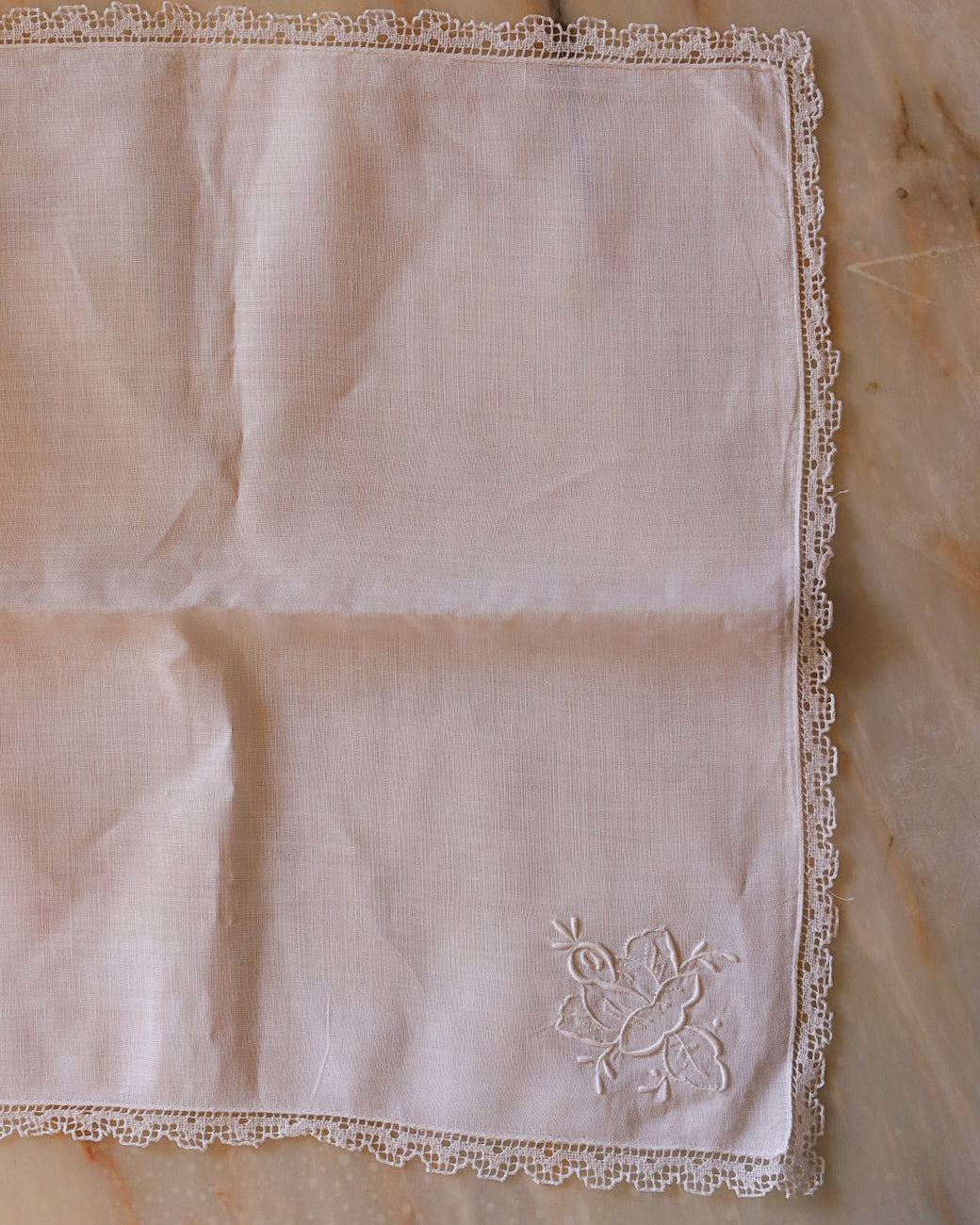 Set 12 tovaglioli da pasto in lino bianco, ricamo punto piatto rialzato e pizzo a tombolo a fuselli — cm 43×43