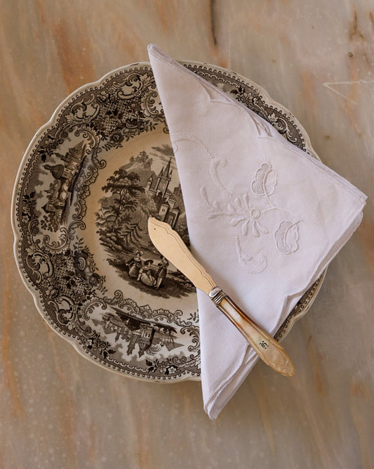 Set 8 tovaglioli da pasto in lino bianco, ricamo punto piatto e punto tela, bordo smerlato — cm 42×42