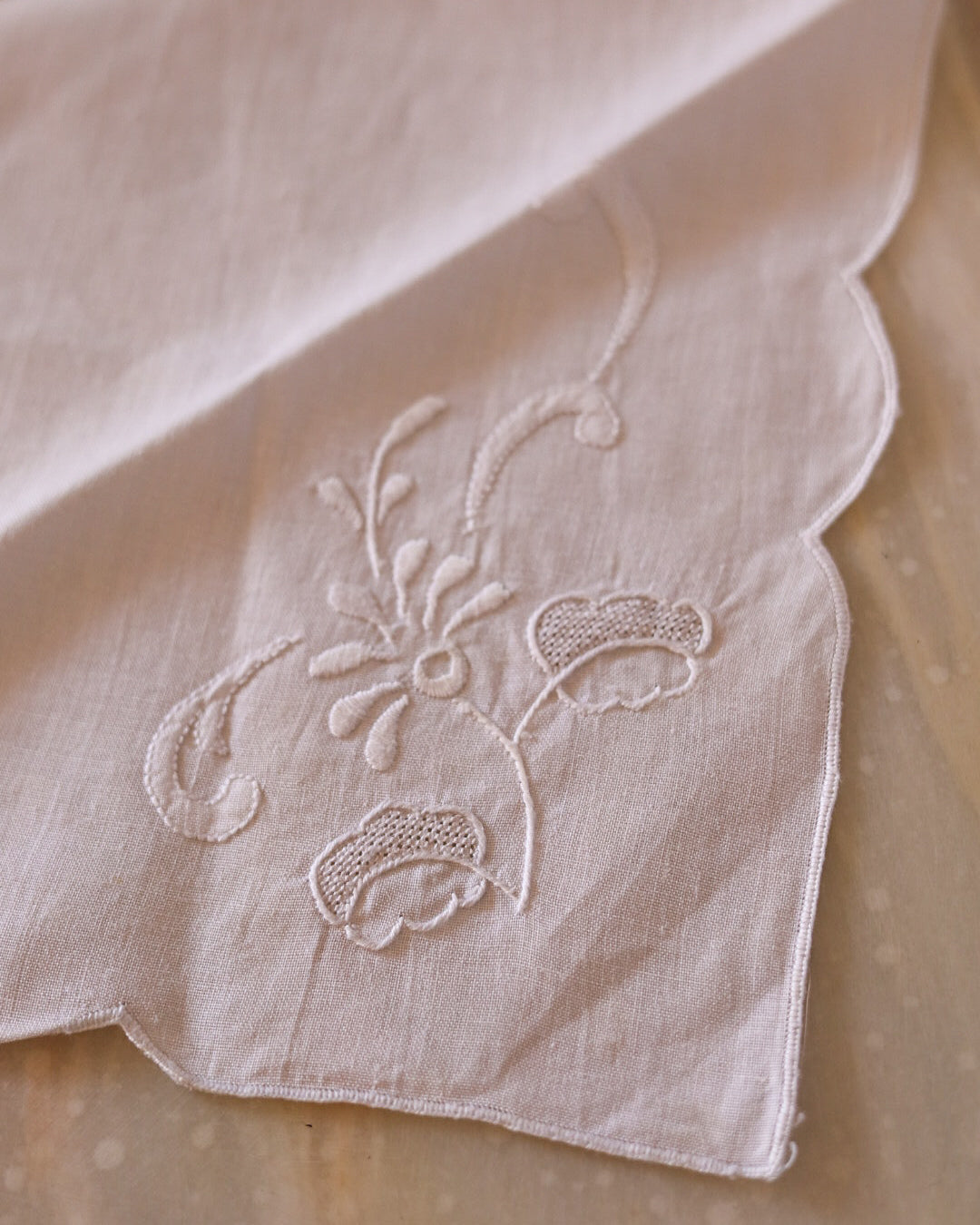 Set 8 tovaglioli da pasto in lino bianco, ricamo punto piatto e punto tela, bordo smerlato — cm 42×42