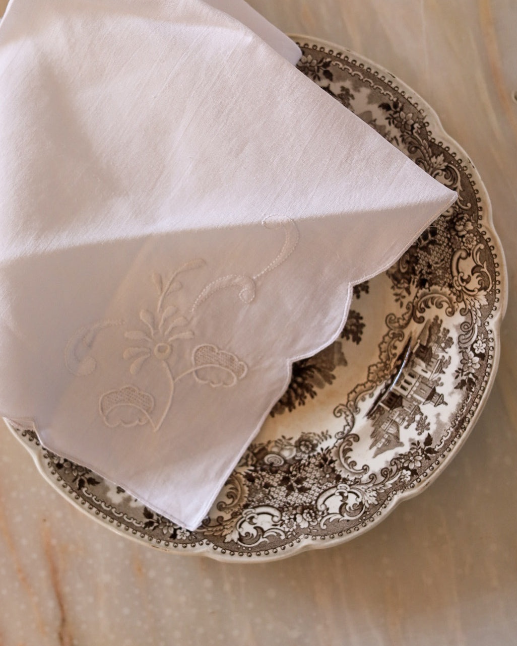 Set 8 tovaglioli da pasto in lino bianco, ricamo punto piatto e punto tela, bordo smerlato — cm 42×42