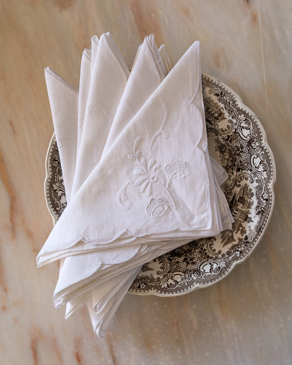 Set 8 tovaglioli da pasto in lino bianco, ricamo punto piatto e punto tela, bordo smerlato — cm 42×42