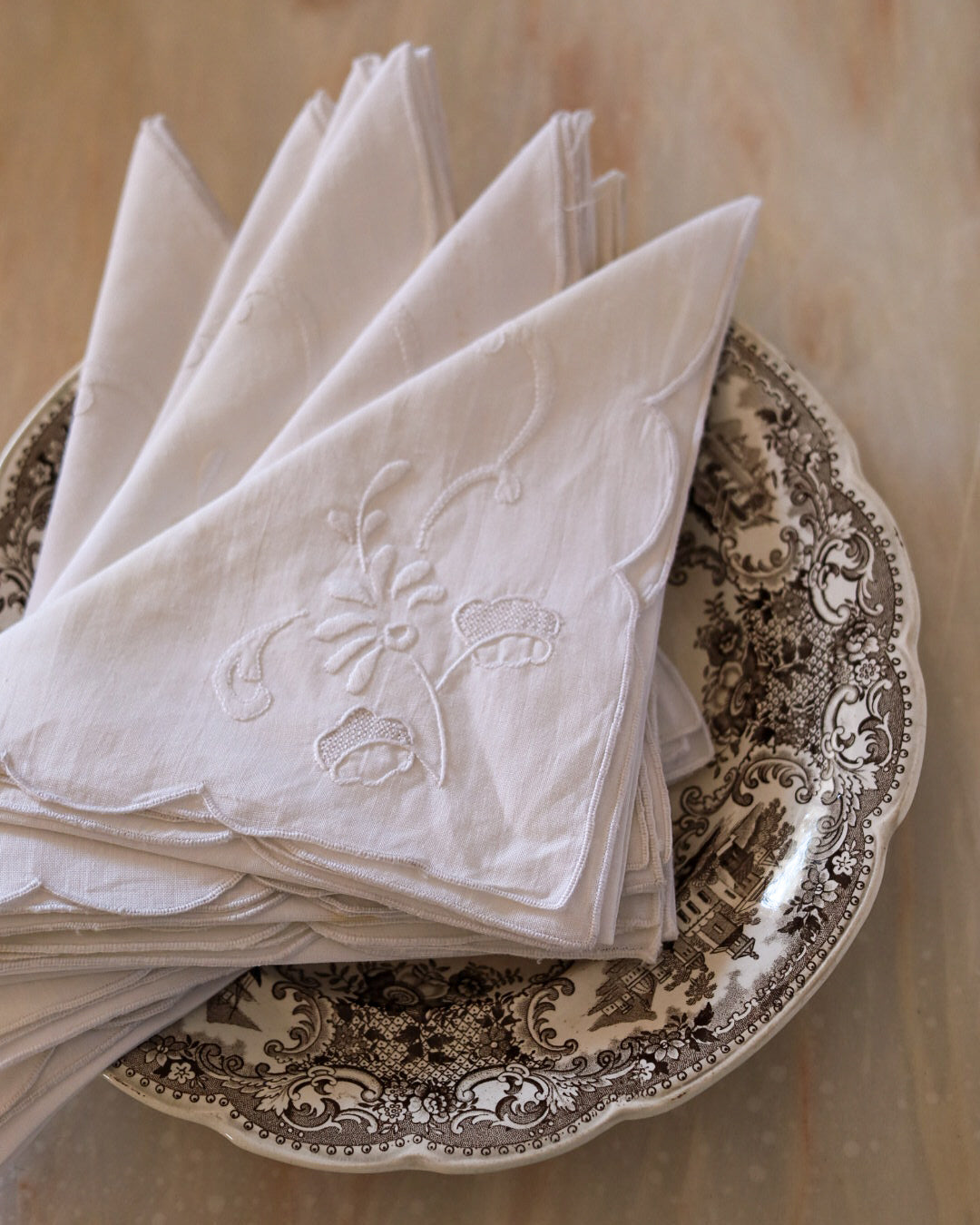 Set 8 tovaglioli da pasto in lino bianco, ricamo punto piatto e punto tela, bordo smerlato — cm 42×42
