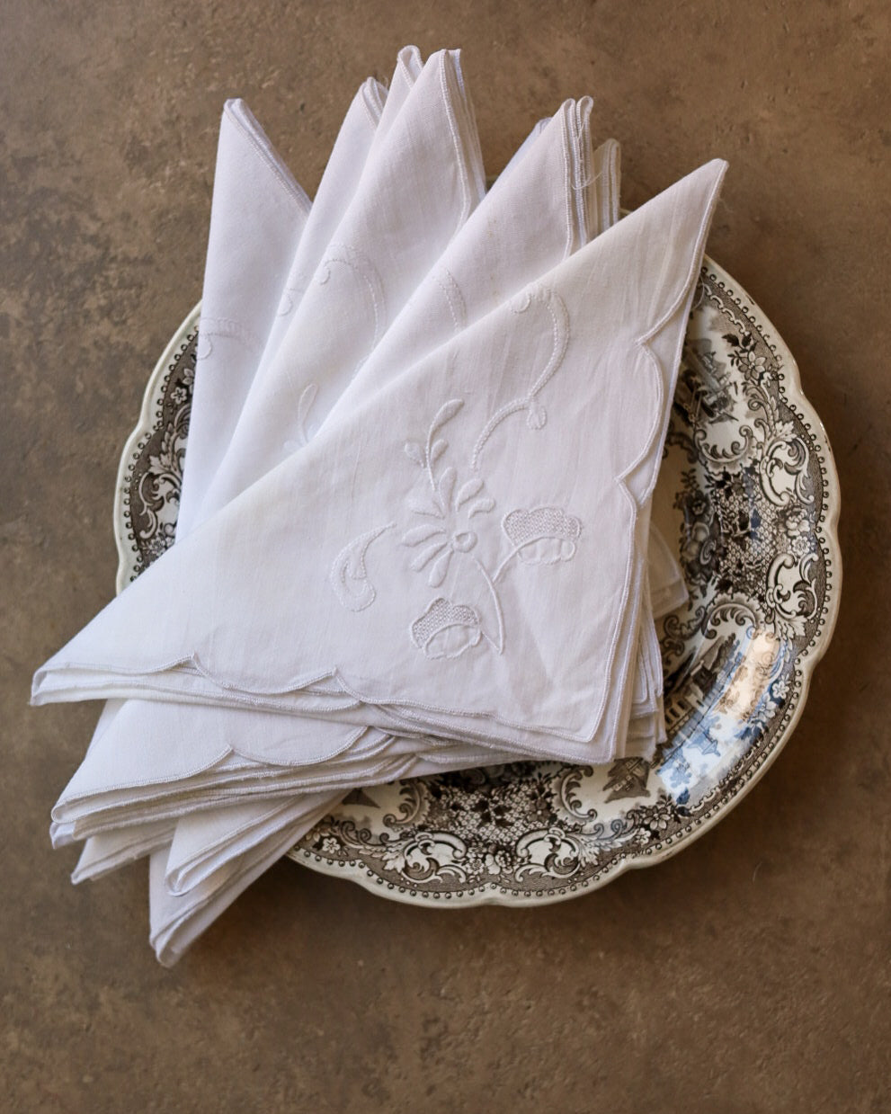 Set 8 tovaglioli da pasto in lino bianco, ricamo punto piatto e punto tela, bordo smerlato — cm 42×42