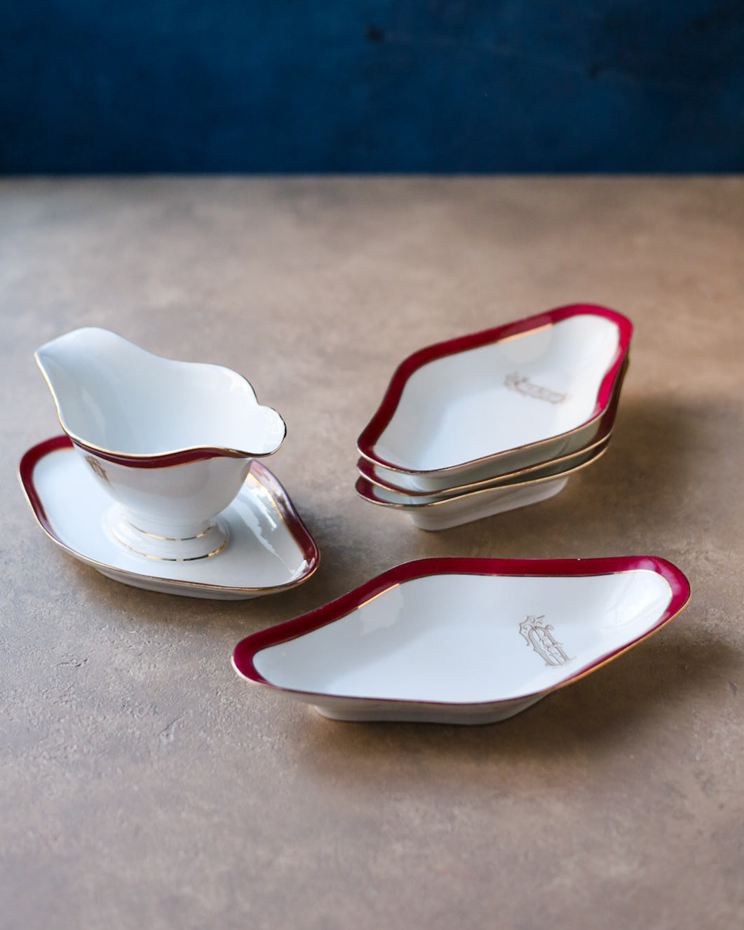 set antipasto limoges con bordo bordeaux e iniziali