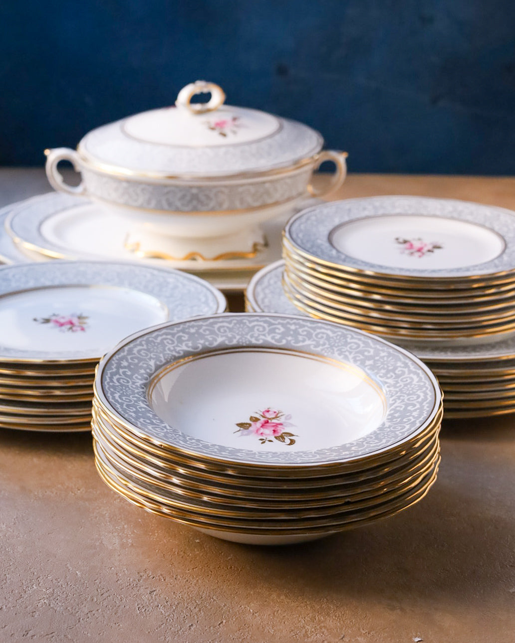 Set piatti da 8 porcellana inglese con decoro grigio e rose