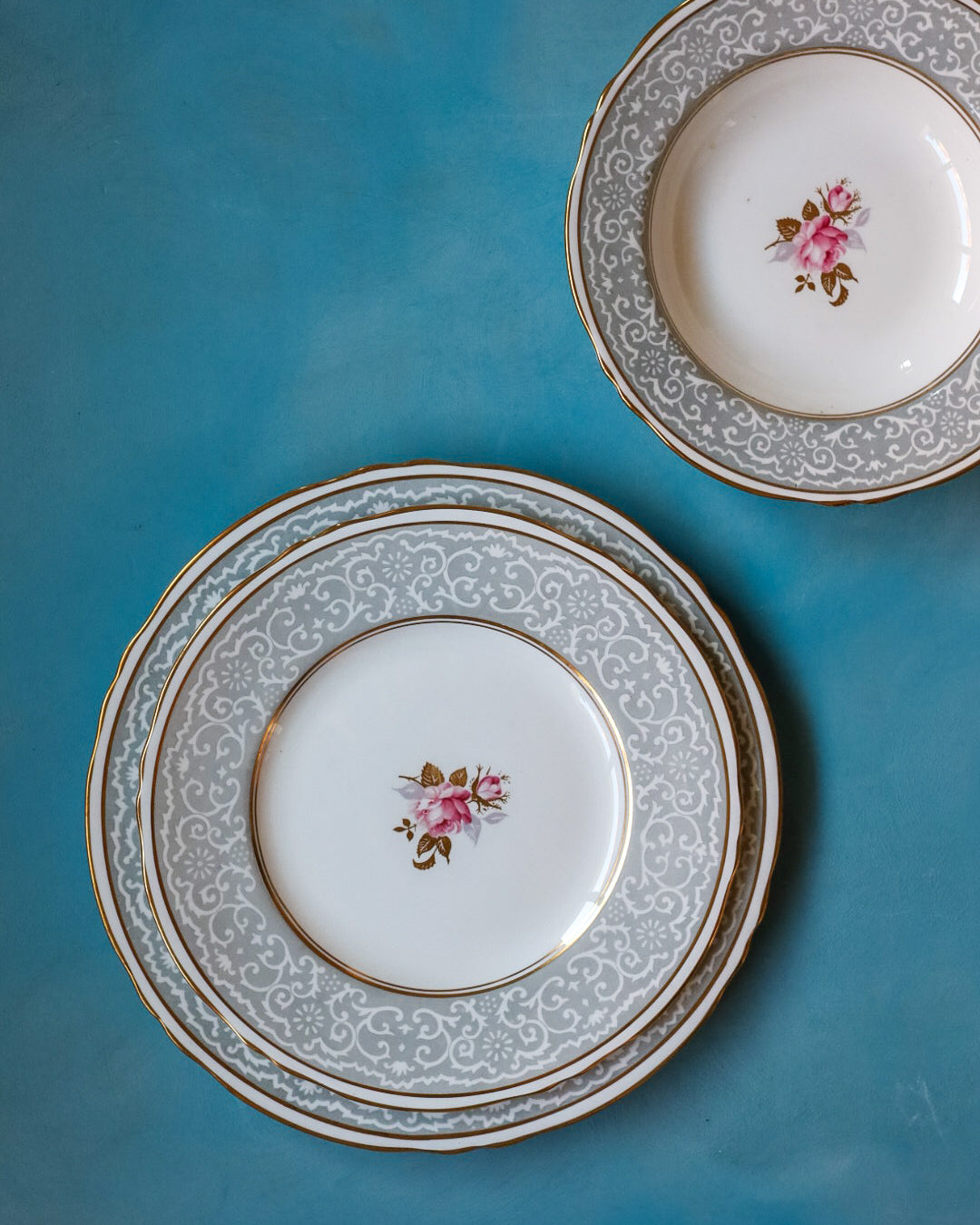 Set piatti da 8 porcellana inglese con decoro grigio e rose