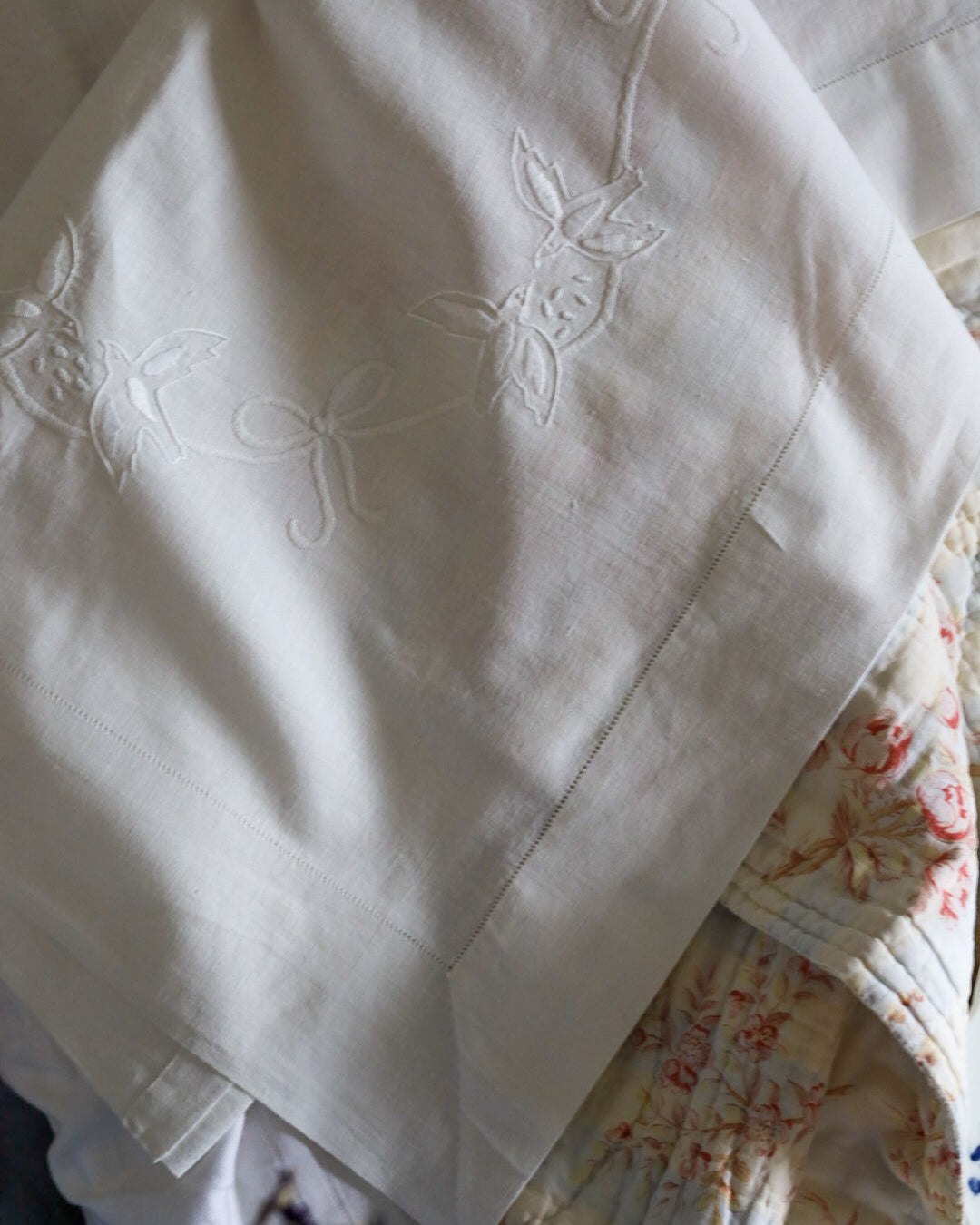 Lenzuolo matrimoniale in lino con ricamo colombe