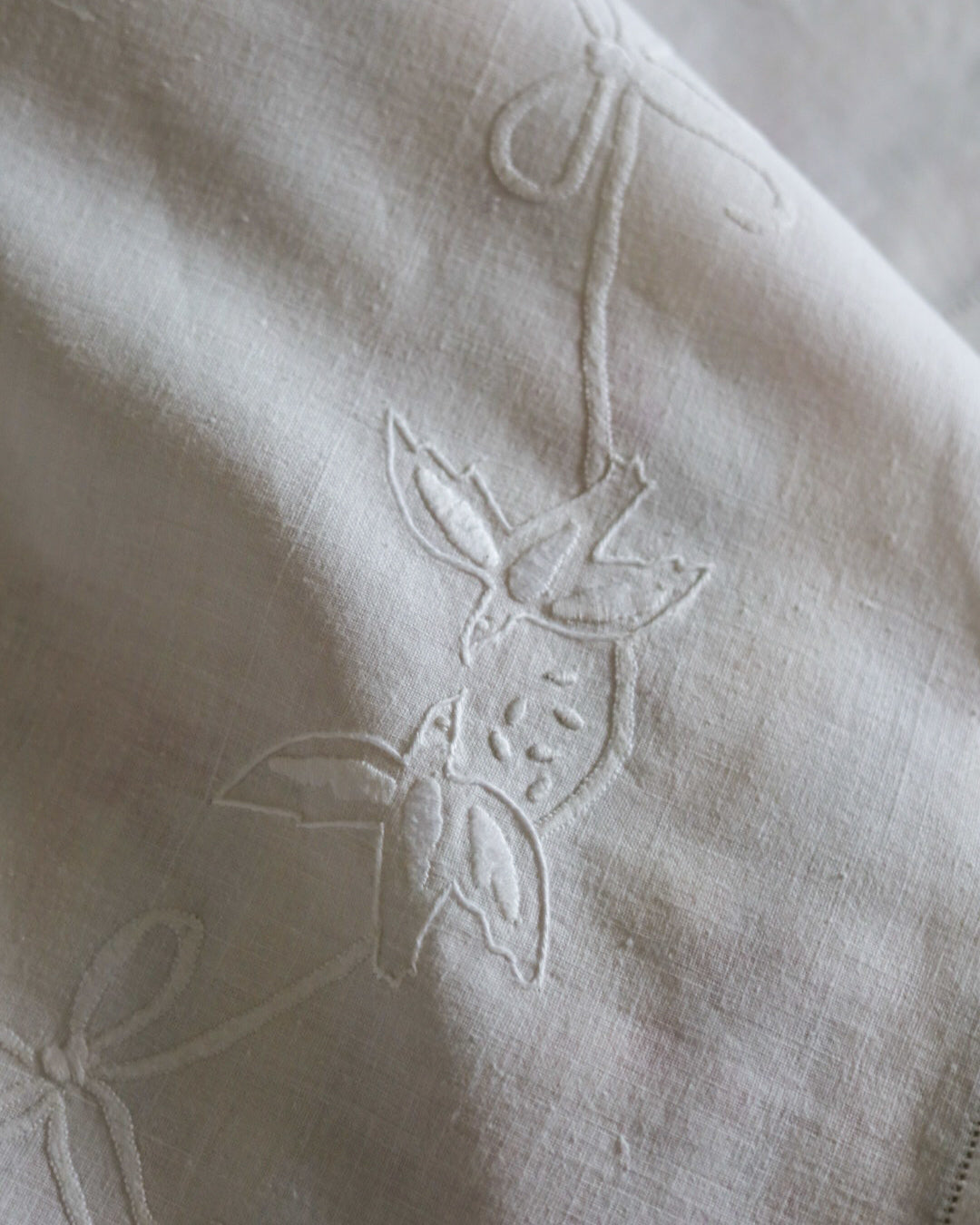 Lenzuolo matrimoniale in lino con ricamo colombe
