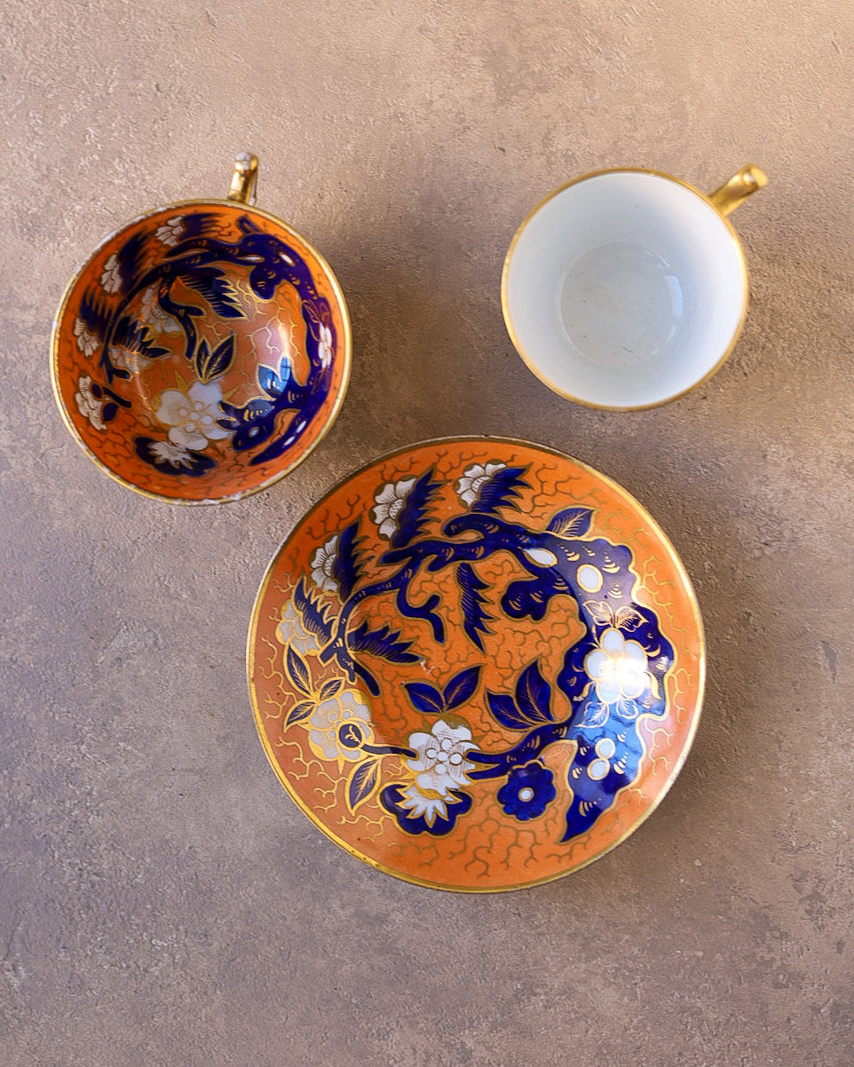 Trio in porcellana Coalport, decoro Imari dipinto a mano, Inghilterra, 1810 circa