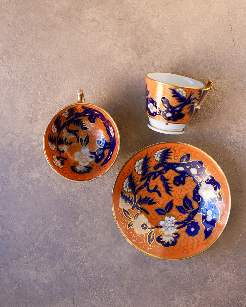 Trio in porcellana Coalport, decoro Imari dipinto a mano, Inghilterra, 1810 circa