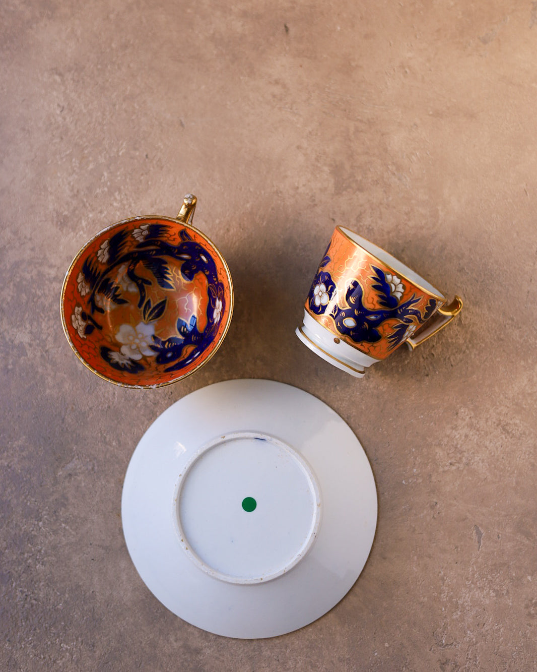 Trio in porcellana Coalport, decoro Imari dipinto a mano, Inghilterra, 1810 circa