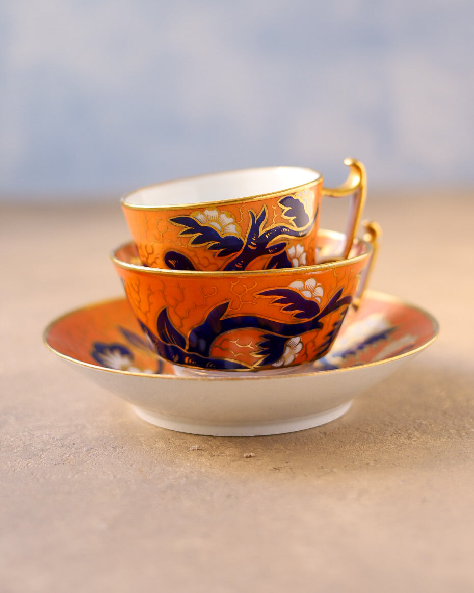 Trio in porcellana Coalport, decoro Imari dipinto a mano, Inghilterra, 1810 circa