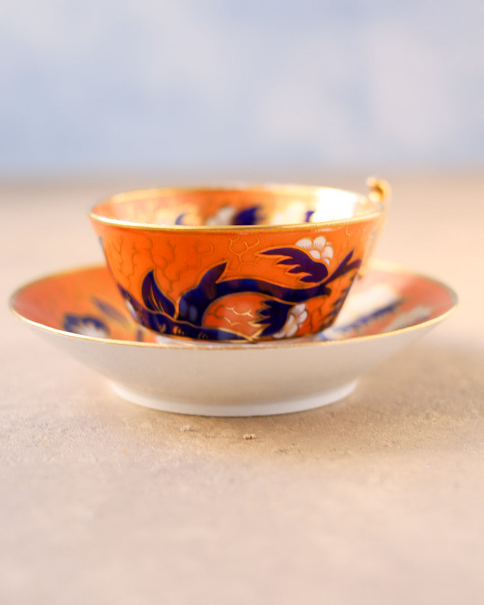 Trio in porcellana Coalport, decoro Imari dipinto a mano, Inghilterra, 1810 circa