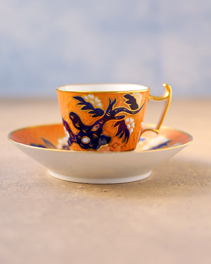 Trio in porcellana Coalport, decoro Imari dipinto a mano, Inghilterra, 1810 circa