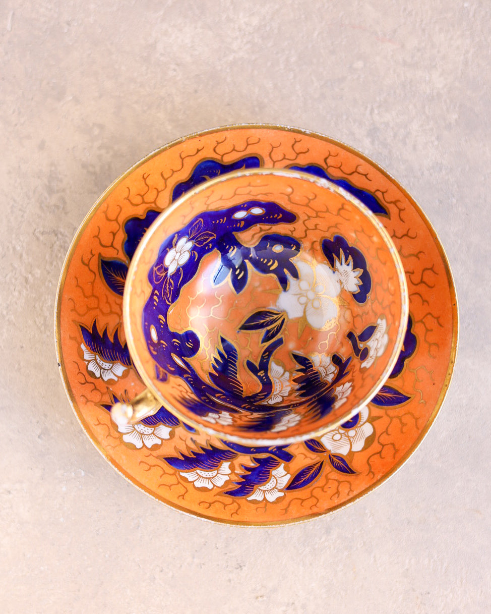 Trio in porcellana Coalport, decoro Imari dipinto a mano, Inghilterra, 1810 circa