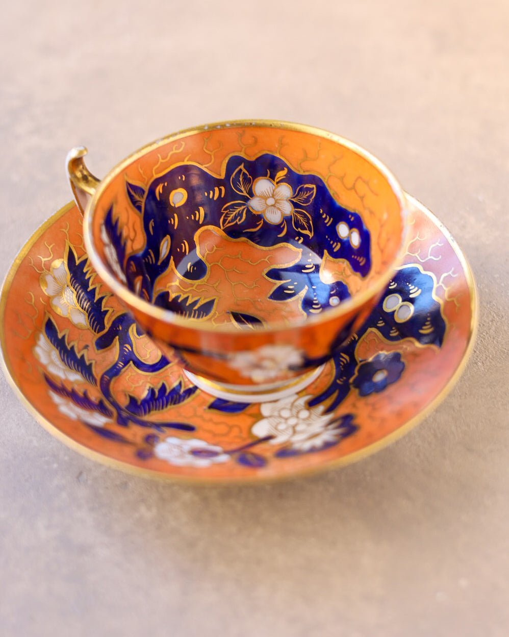 Trio in porcellana Coalport, decoro Imari dipinto a mano, Inghilterra, 1810 circa