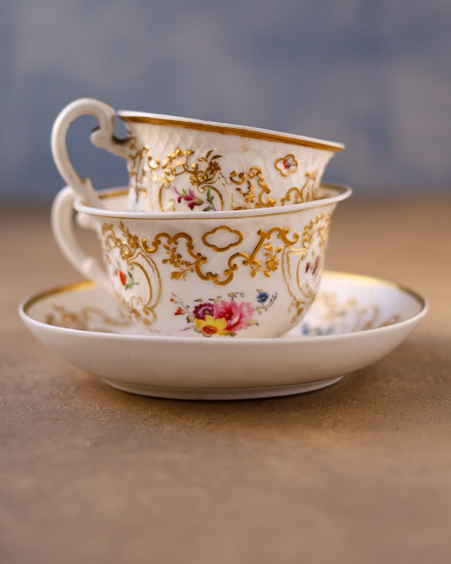 Trio in porcellana Ridgway, decoro a rilievo con fiori e oro dipinti a mano, Inghilterra, primi dell’800