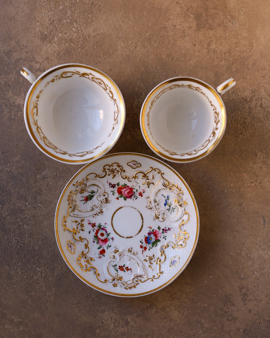 Trio in porcellana Ridgway, decoro a rilievo con fiori e oro dipinti a mano, Inghilterra, primi dell’800