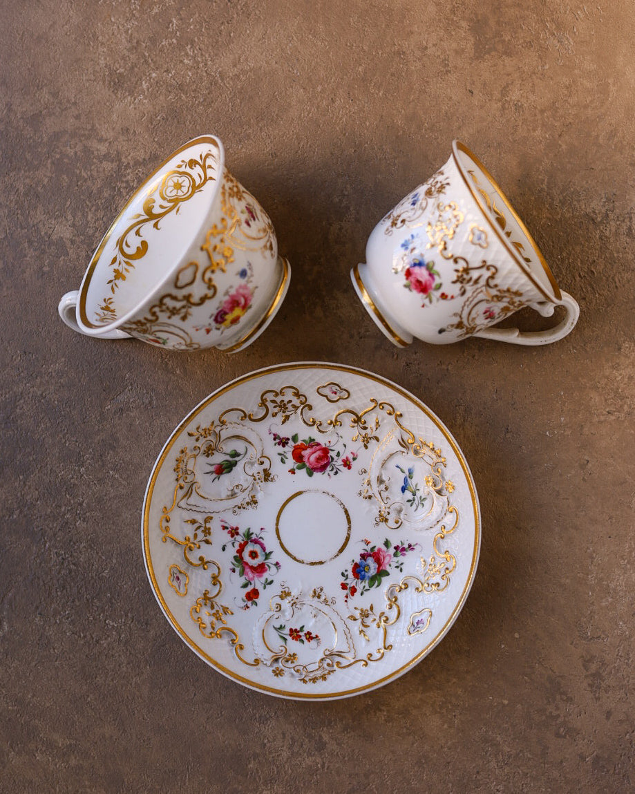 Trio in porcellana Ridgway, decoro a rilievo con fiori e oro dipinti a mano, Inghilterra, primi dell’800