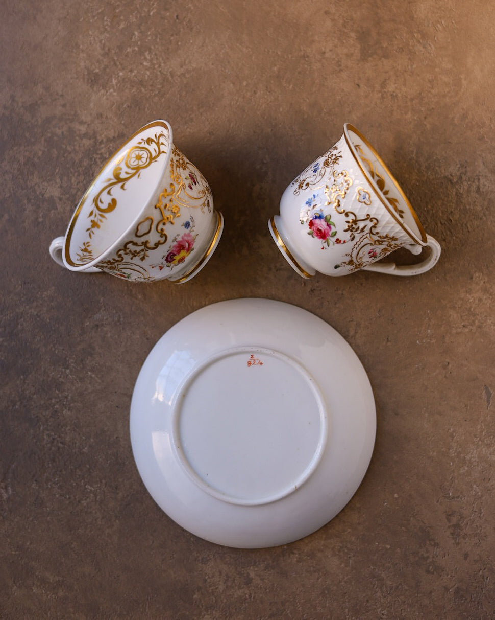 Trio in porcellana Ridgway, decoro a rilievo con fiori e oro dipinti a mano, Inghilterra, primi dell’800