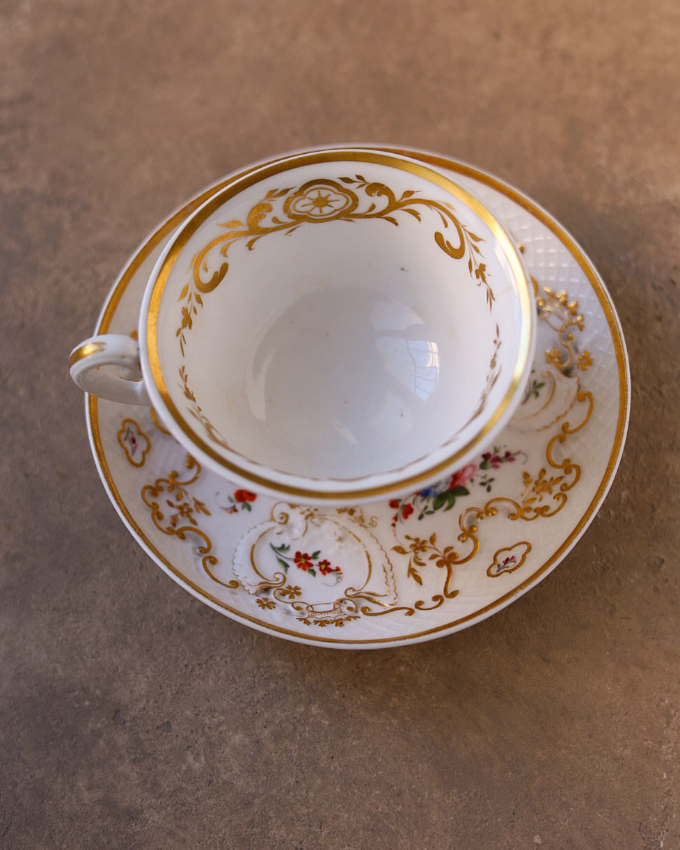 Trio in porcellana Ridgway, decoro a rilievo con fiori e oro dipinti a mano, Inghilterra, primi dell’800
