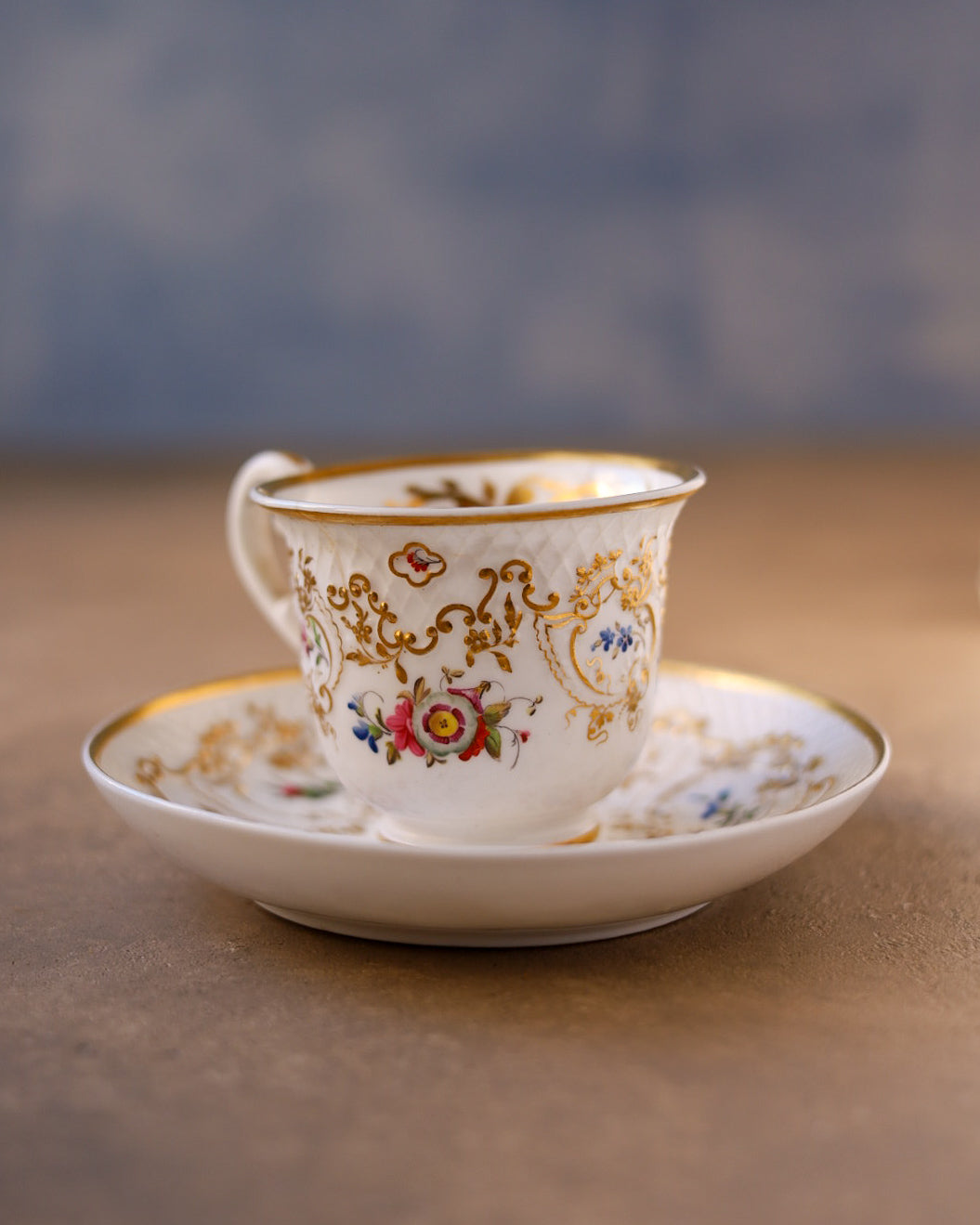 Trio in porcellana Ridgway, decoro a rilievo con fiori e oro dipinti a mano, Inghilterra, primi dell’800