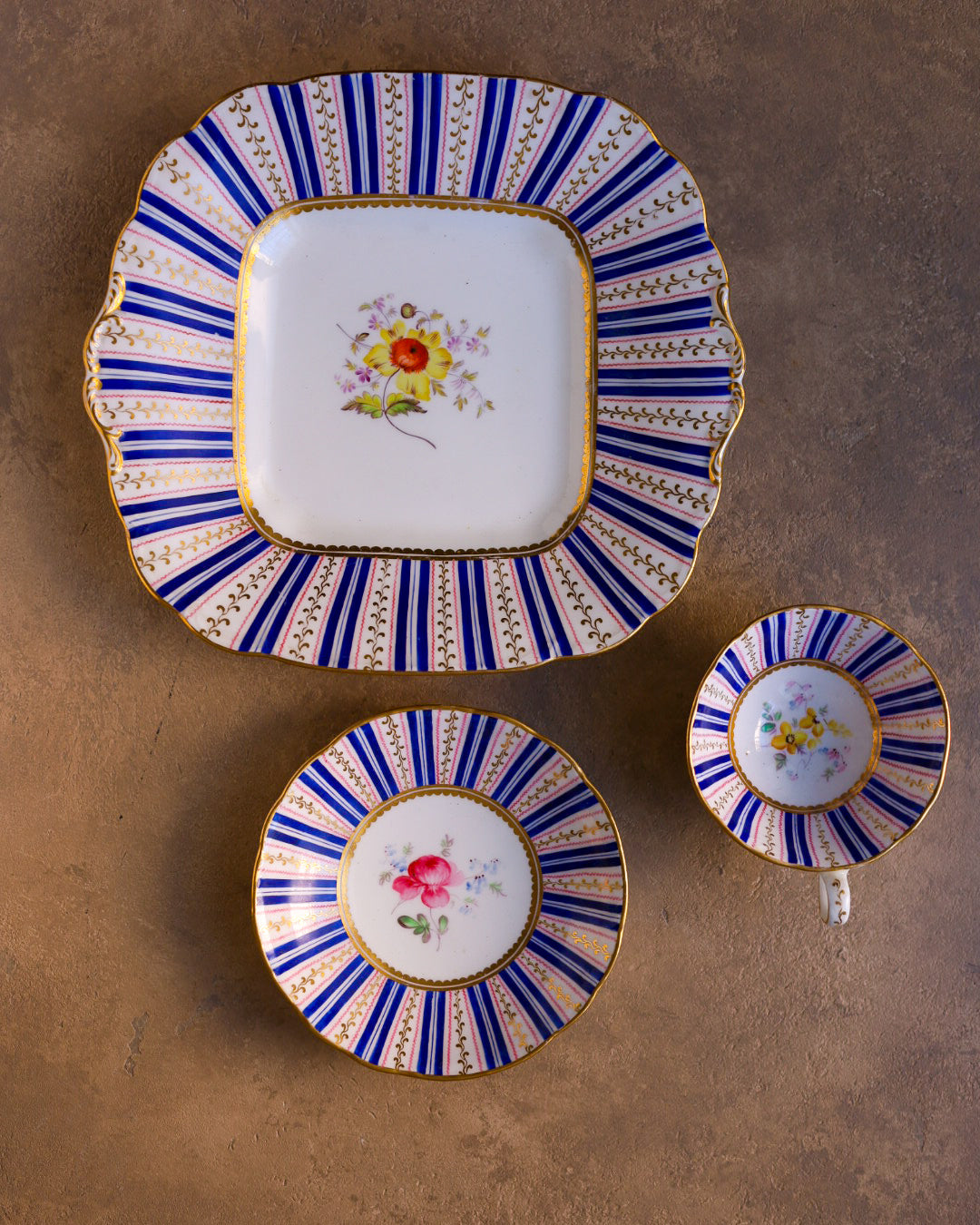 Trio con vassoio in porcellana Minton, righe blu cobalto, rosa e oro dipinti a mano, Inghilterra, 1830 circa