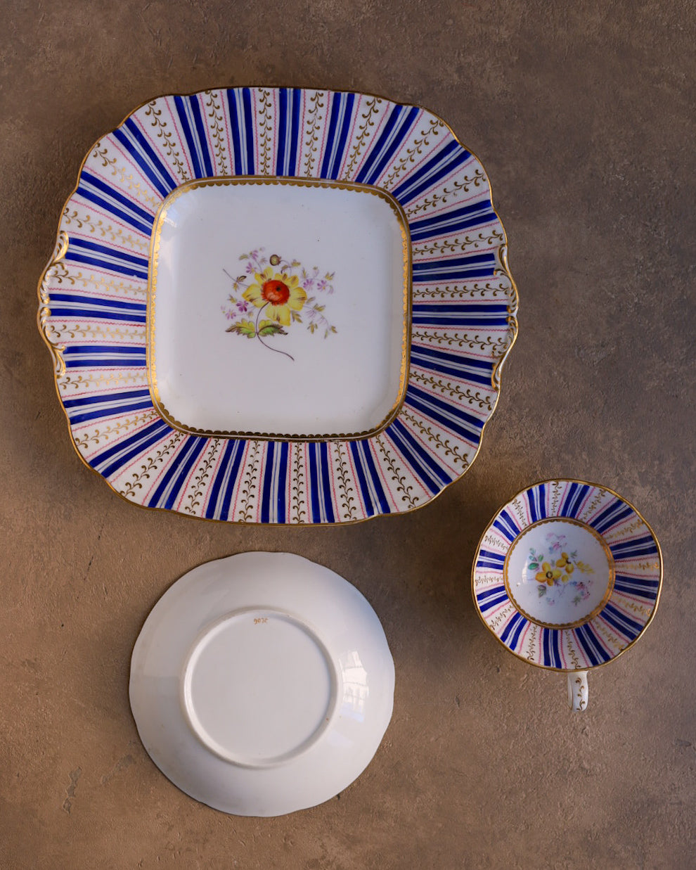 Trio con vassoio in porcellana Minton, righe blu cobalto, rosa e oro dipinti a mano, Inghilterra, 1830 circa