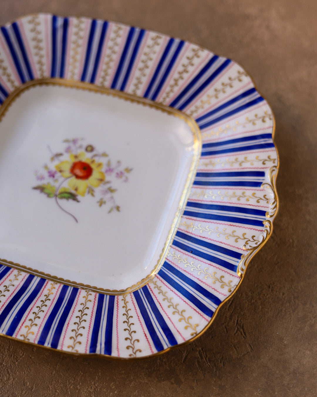 Trio con vassoio in porcellana Minton, righe blu cobalto, rosa e oro dipinti a mano, Inghilterra, 1830 circa