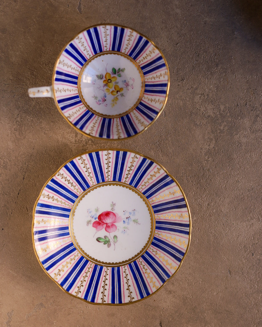 Trio con vassoio in porcellana Minton, righe blu cobalto, rosa e oro dipinti a mano, Inghilterra, 1830 circa