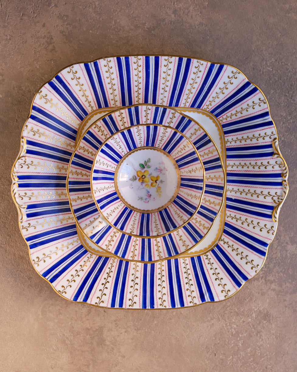 Trio con vassoio in porcellana Minton, righe blu cobalto, rosa e oro dipinti a mano, Inghilterra, 1830 circa