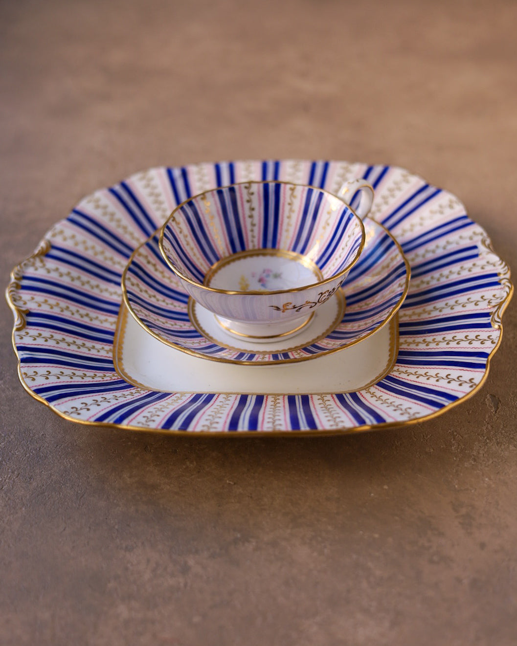 Trio con vassoio in porcellana Minton, righe blu cobalto, rosa e oro dipinti a mano, Inghilterra, 1830 circa